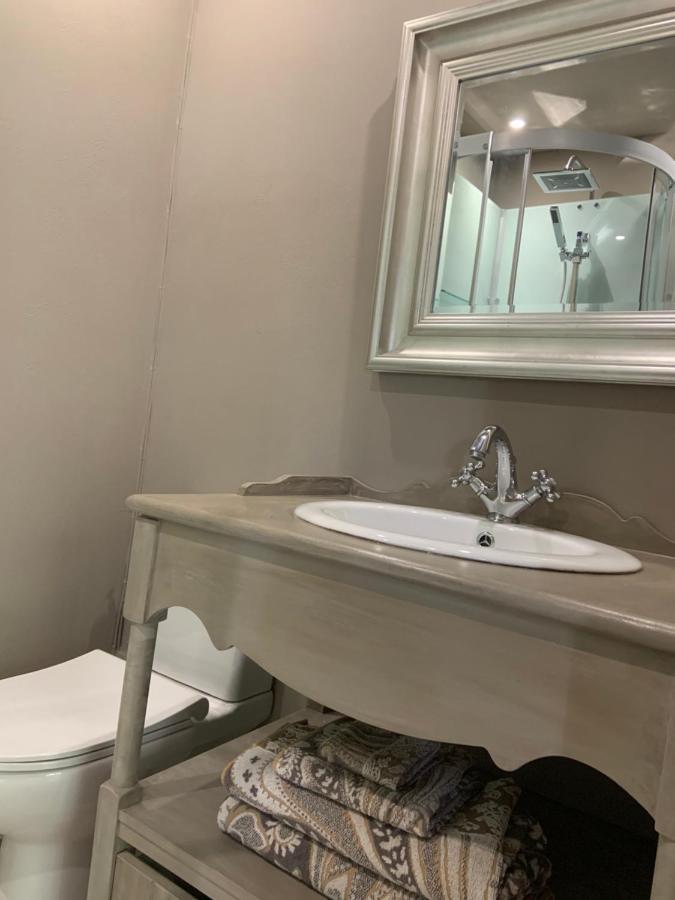 Le Petit Manoir Bed & Breakfast Brux Bagian luar foto